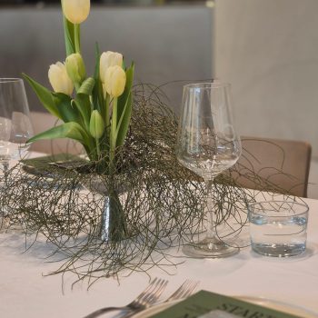 Fresh tulip floral decor paired with an elegant wedding table setting, soft and beautifully styled